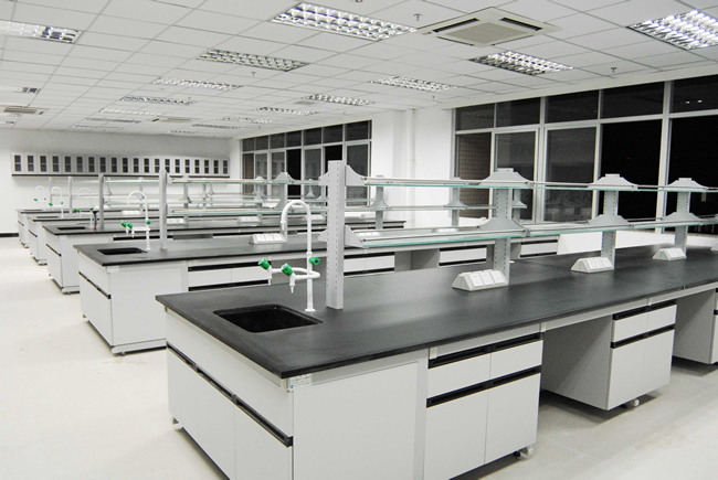 青岛实验室净化小编带大家看看了解实验室建设时对实验台安全间距要求有哪些？